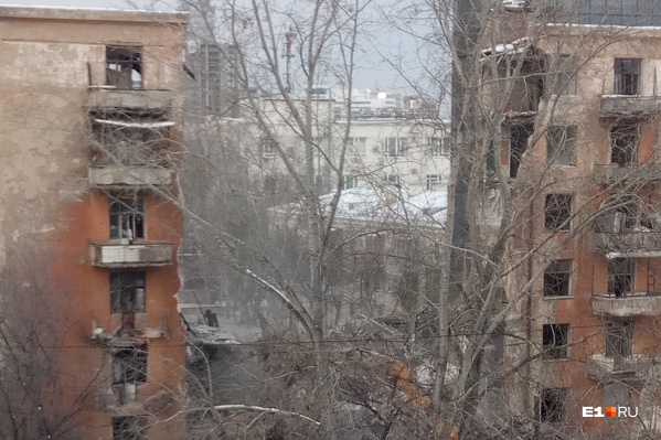 Здание начали сносить вчера Здание начали сносить вчера