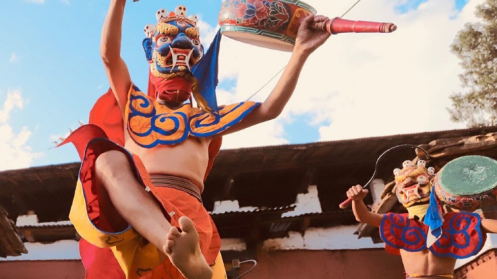 «Танцуют для своих и для божеств»: 15 ярких фото фестиваля в Бутане