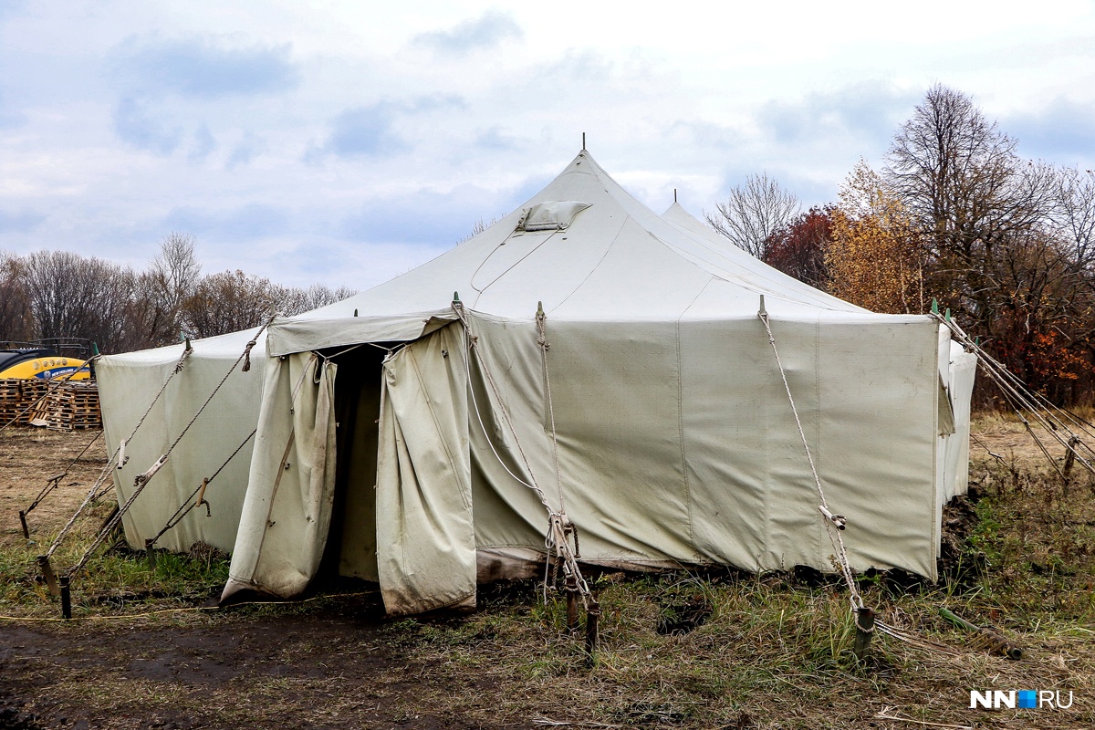 Эта палатка была сделана в СССР из конопли. По словам Максима, она в разы лучше современных палаток