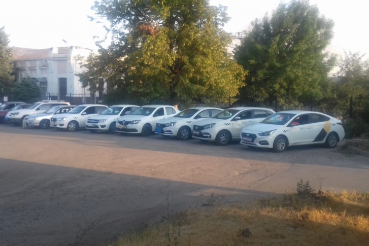 Водители простояли на площади с пяти до семи вечера Водители простояли на площади с пяти до семи вечера