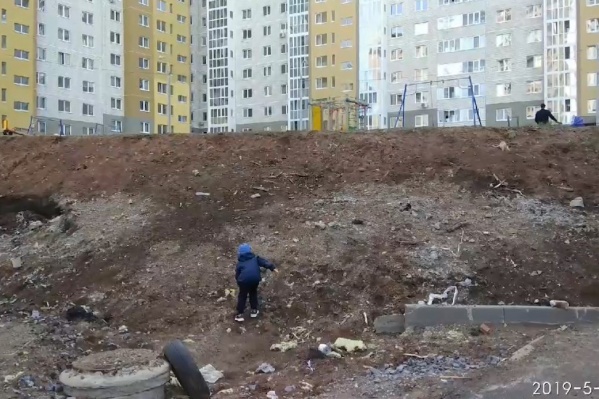 Малыши на детской площадке постоянно подвергаются риску Малыши на детской площадке постоянно подвергаются риску