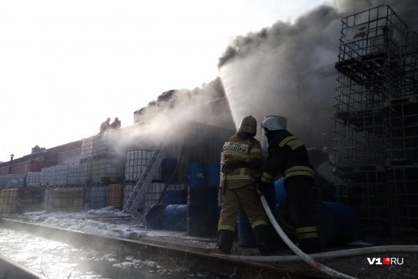 Пожарные остаются на месте пожара Пожарные остаются на месте пожара