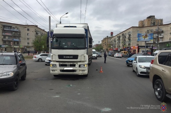 Три девушки и молодой мужчина под наблюдением врачей Три девушки и молодой мужчина под наблюдением врачей