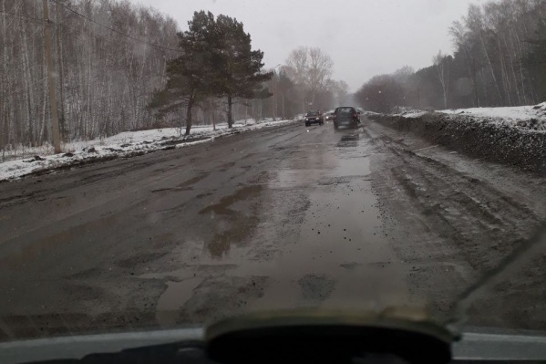 Дорога утопает в воде, разбивается каждую весну, сетует читатель НГС Дорога утопает в воде, разбивается каждую весну, сетует читатель НГС 
