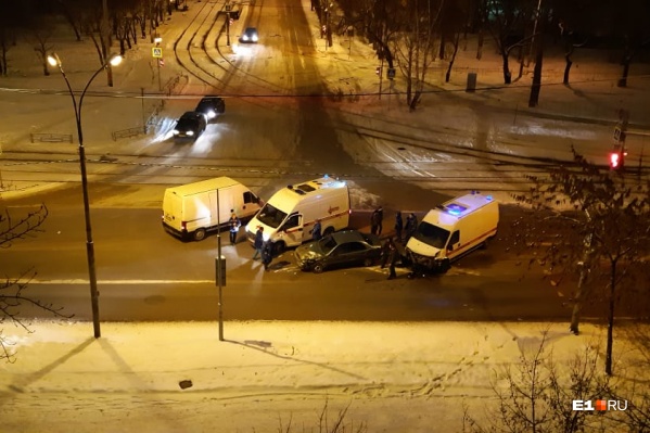 Lanos поворачивал с Ферганской налево, а скорая ехала по Титова Lanos поворачивал с Ферганской налево, а скорая ехала по Титова
