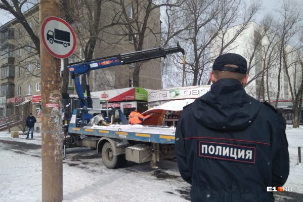 За вывозом киосков наблюдала полиция За вывозом киосков наблюдала полиция