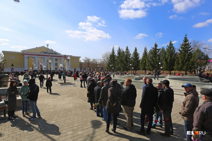 В очереди тех, кто пришел проститься с Владиславом Валентиновичем, говорили, что здесь собралась почти вся Салда В очереди тех, кто пришел проститься с Владиславом Валентиновичем, говорили, что здесь собралась почти вся Салда