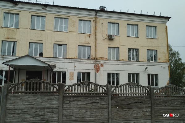 Это здание психоневрологического интерната в Оханске, откуда недавно впервые выпустился человек Это здание психоневрологического интерната в Оханске, откуда недавно впервые выпустился человек