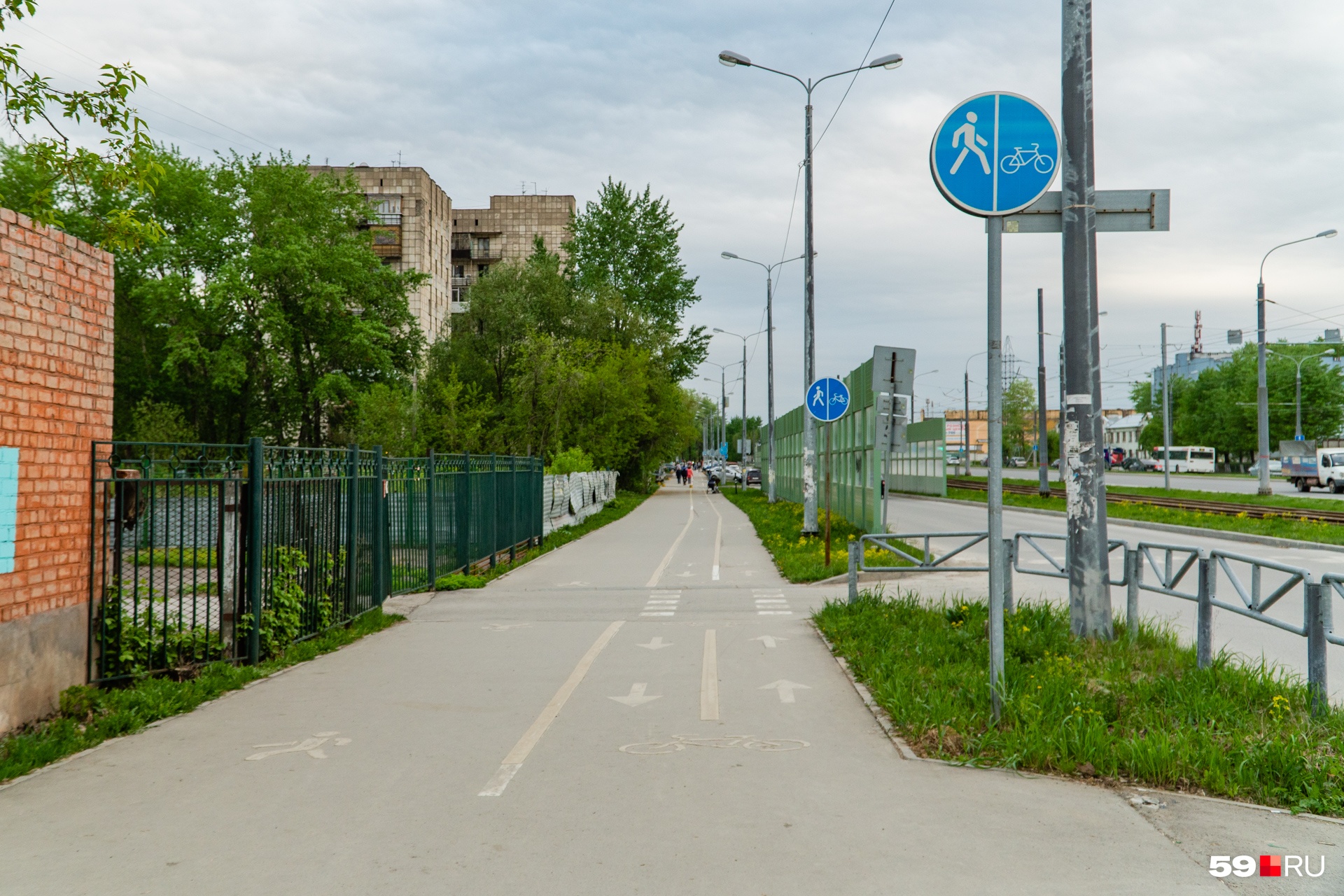 Но нет. Она внезапно продолжается через дорогу Но нет. Она внезапно продолжается через дорогу