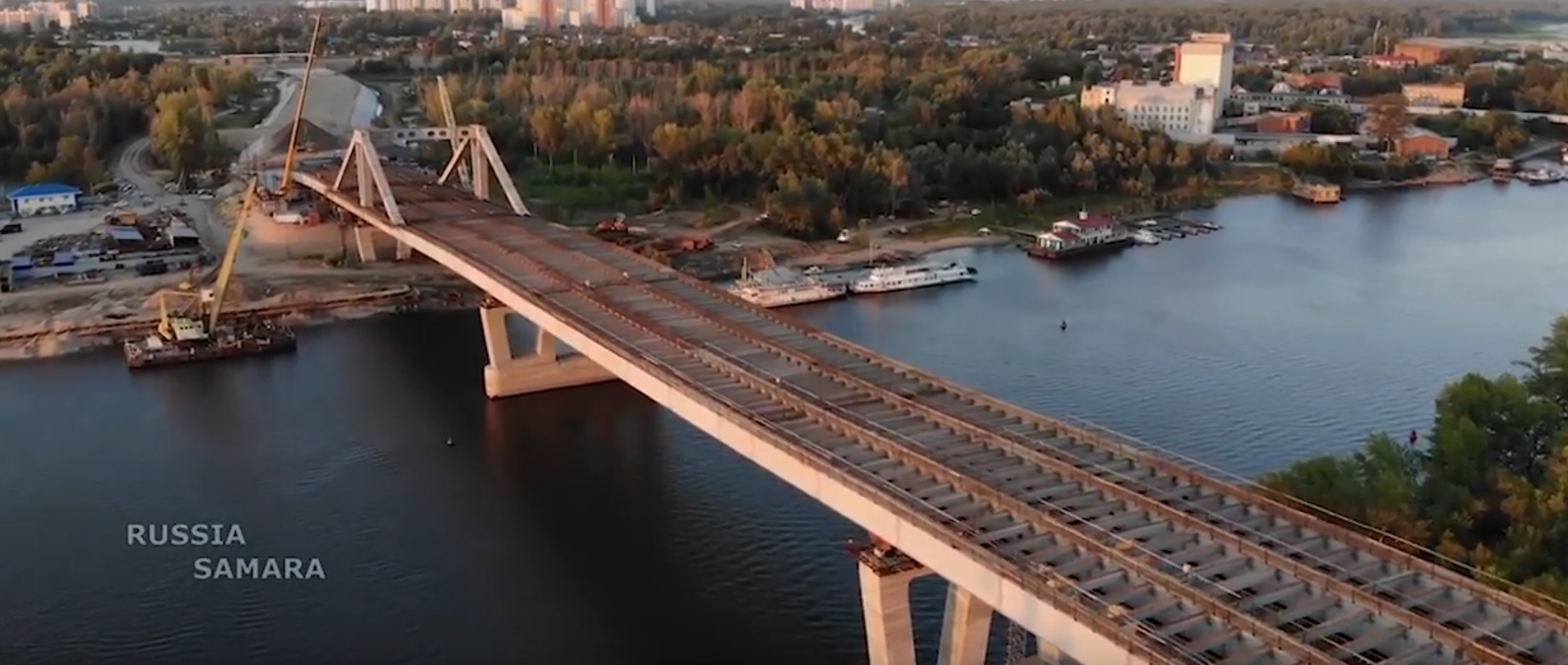 Сейчас мост практически «перешагнул» через реку Самару Сейчас мост практически «перешагнул» через реку Самару