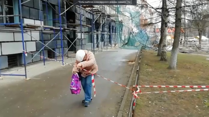 Домашние дела важнее жизни: в Ярославле люди бегают в дом, где рухнули строительные леса. Видео