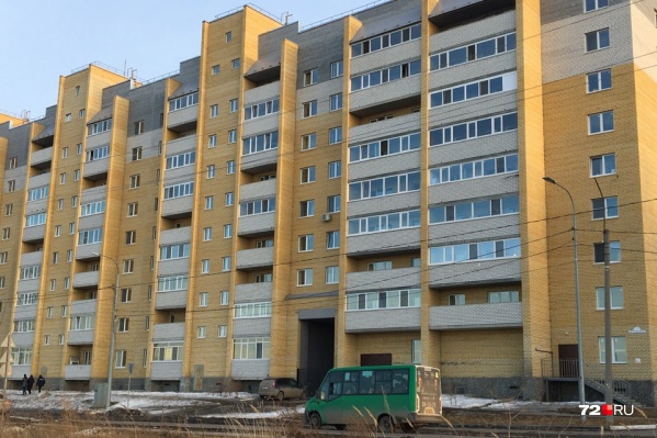 По словам местных жителей, мужчину нашли в восьмом подъезде. Возможно, погибший был жителем этой высотки По словам местных жителей, мужчину нашли в восьмом подъезде. Возможно, погибший был жителем этой высотки 