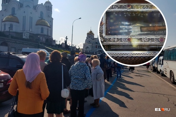 Мы пообщались с верующими, пришедшими к Храму-на-Крови Мы пообщались с верующими, пришедшими к Храму-на-Крови