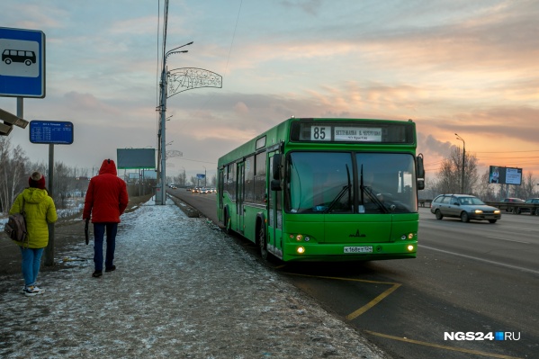 Девушка ехала именно на этом автобусе Девушка ехала именно на этом автобусе 