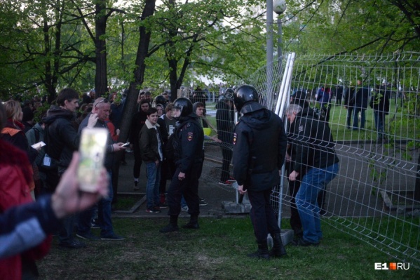 Полицейские в сквере у Драмы в мае Полицейские в сквере у Драмы в мае