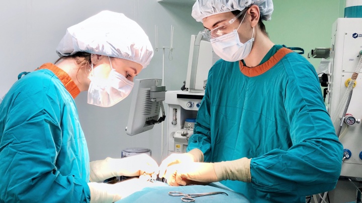 Тюменские врачи пересадили пациентке лоскут кожи с туловища на голову