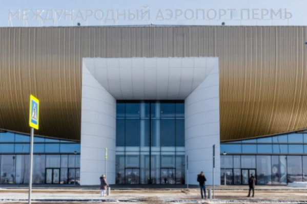 Какое-то время стюардессы пытались откачать пенсионера, но после того, как он потерял сознание, было решено сесть в Перми Какое-то время стюардессы пытались откачать пенсионера, но после того, как он потерял сознание, было решено сесть в Перми 