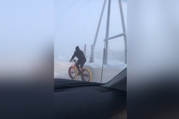Мужчина ехал на велосипеде, несмотря на сильный мороз на улице
