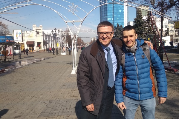 Похоже, прогулка по Челябинску подняла Алексею Текслеру настроение Похоже, прогулка по Челябинску подняла Алексею Текслеру настроение