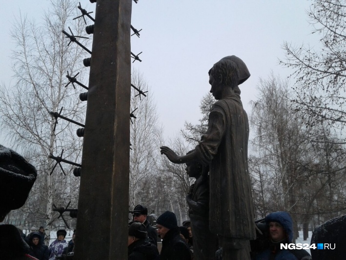 Памятник малолетнему узнику. Памятник узникам фашистских лагерей Красноярск. Памятник узникам концлагерей в Красноярске. Памятник детям концлагерей Красноярск. Памятник детям узникам Красноярск.