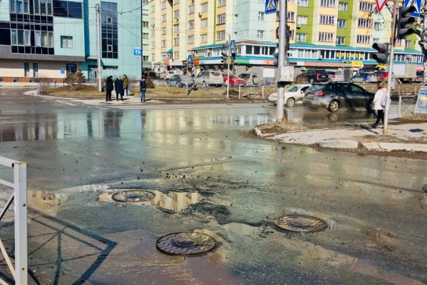 Яма на Котовского сместилась с перекрёстка в сторону Геодезической Яма на Котовского сместилась с перекрёстка в сторону Геодезической
