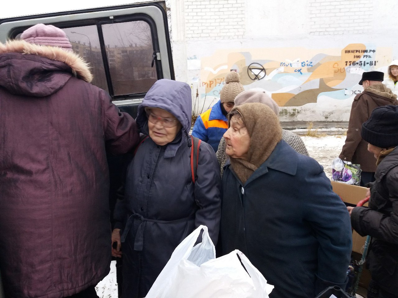 Ираида Владимировна подошла к волонтёрам в числе других нуждающихся Ираида Владимировна подошла к волонтёрам в числе других нуждающихся