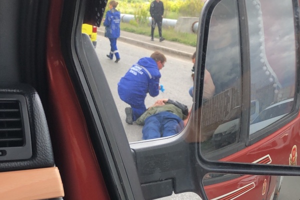 Помощь пострадавшему пешеходу оказывали медики скорой помощи Помощь пострадавшему пешеходу оказывали медики скорой помощи 
