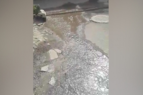 Вода течет по Донецкому переулку третьи сутки Вода течет по Донецкому переулку третьи сутки