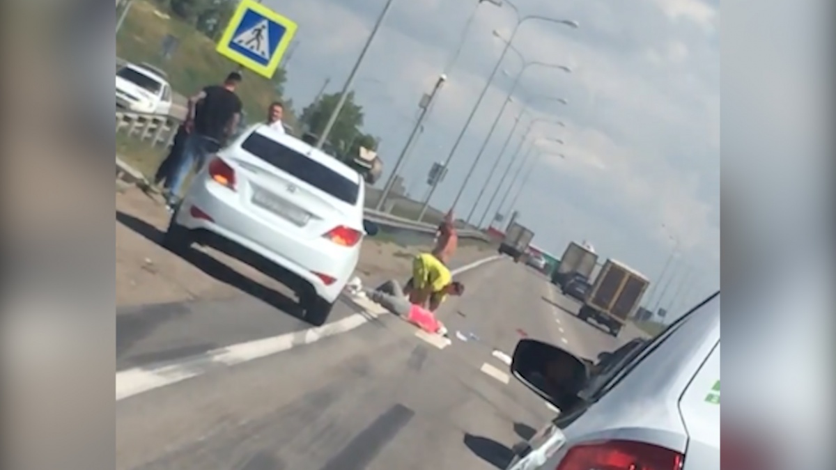 Автомобилисты, ставшие свидетелями аварии, оказали пострадавшей первую помощь Автомобилисты, ставшие свидетелями аварии, оказали пострадавшей первую помощь