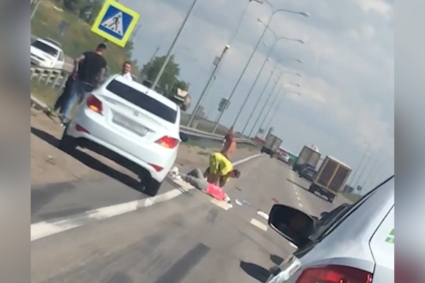 Автомобилисты, ставшие свидетелями аварии, оказали пострадавшей первую помощь Автомобилисты, ставшие свидетелями аварии, оказали пострадавшей первую помощь