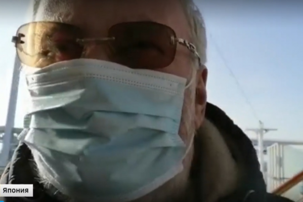 Сергей Попов, как и другие пассажиры лайнера, вынужден ходить в медицинской маске Сергей Попов, как и другие пассажиры лайнера, вынужден ходить в медицинской маске