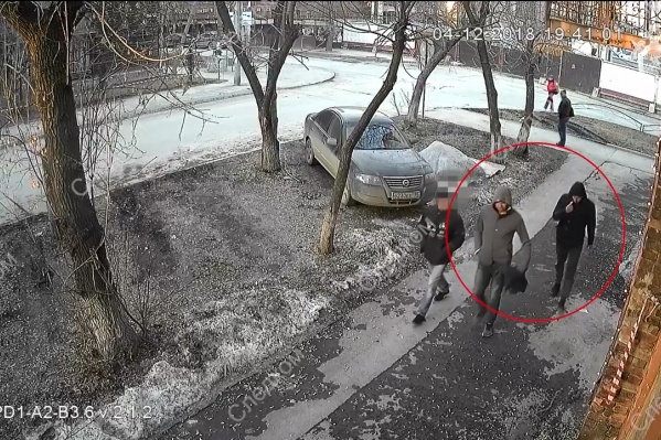 Парни попали на камеру видеонаблюдения Парни попали на камеру видеонаблюдения