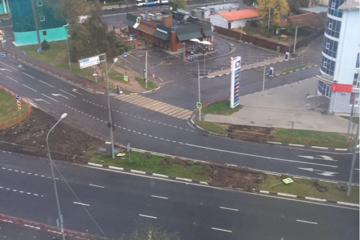Водителям заблокировали проезд на стоянку «Макдоналдса» со стороны Московского проспекта
