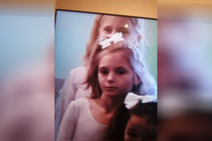 Девочка ушла из дома в розовом халате Девочка ушла из дома в розовом халате