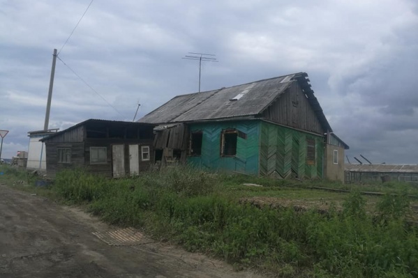 Жители пытаются спасти в своих домах хоть что-то Жители пытаются спасти в своих домах хоть что-то