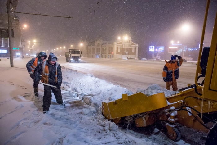 Рабочие выйдут на уборку главной улицы Новосибирска после новых снегопадов Рабочие выйдут на уборку главной улицы Новосибирска после новых снегопадов