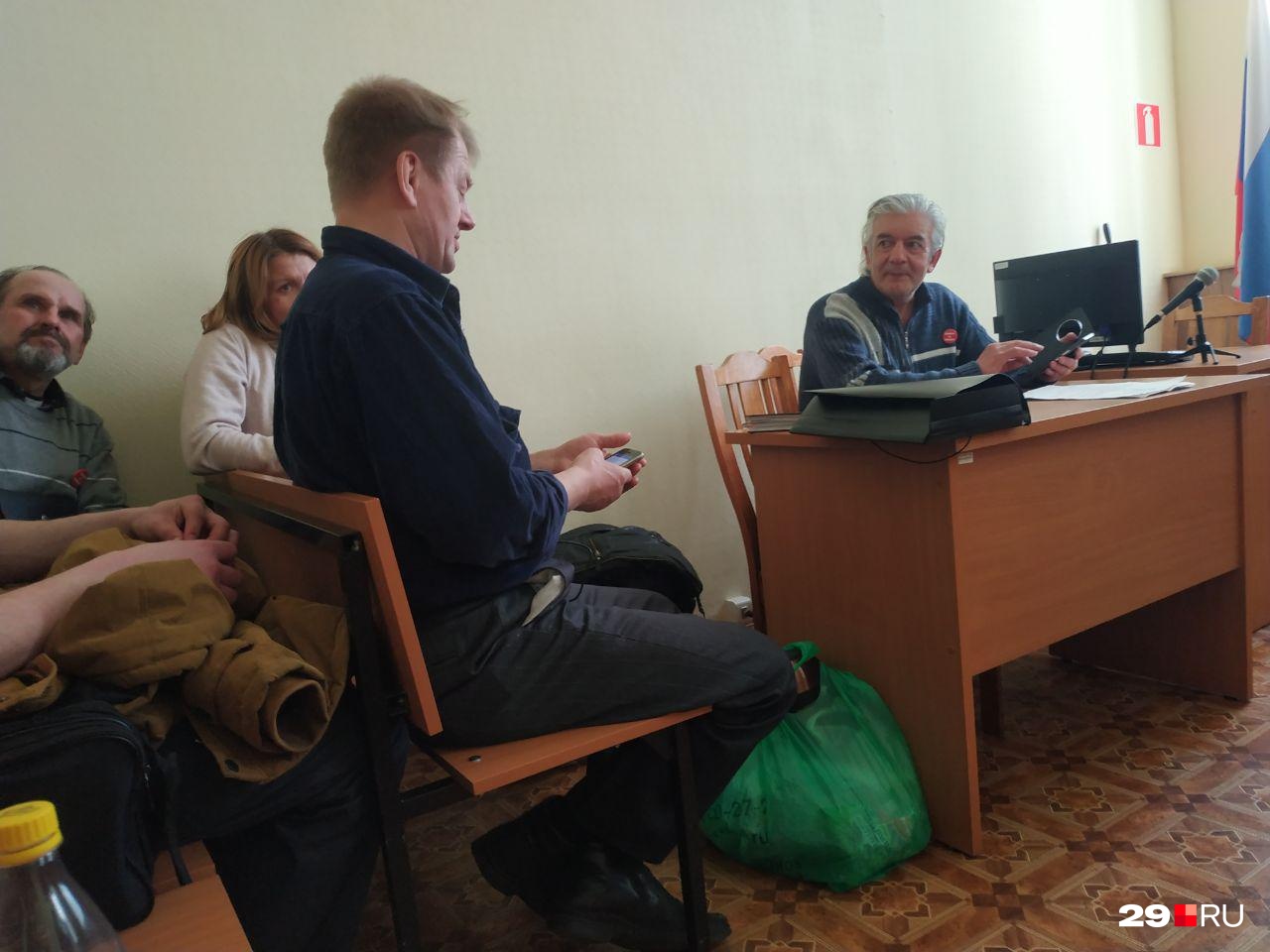 Чесноков зачитывает стихотворение Чесноков зачитывает стихотворение