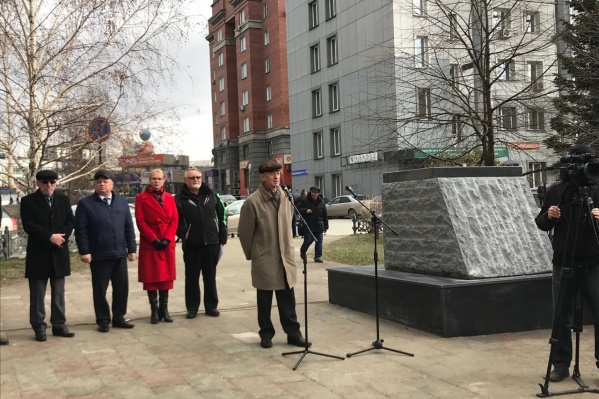Основание простоит на бульваре год, пока на нём не соберут саму стелу Основание простоит на бульваре год, пока на нём не соберут саму стелу