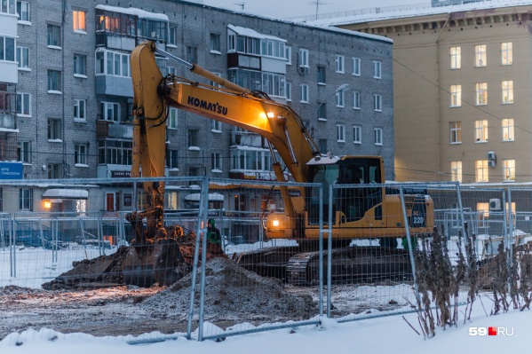Сейчас на участке работает техника Сейчас на участке работает техника