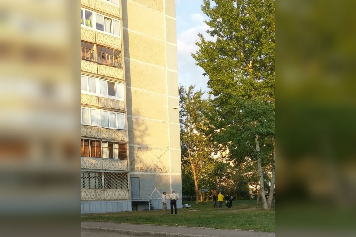 Вокруг собралась толпа зевак Вокруг собралась толпа зевак
