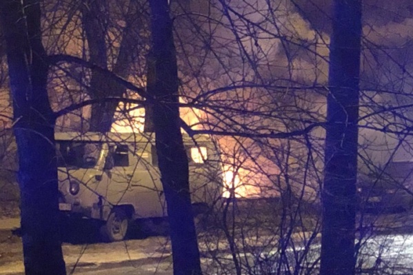 Пламя было видно даже из окон соседних домов Пламя было видно даже из окон соседних домов