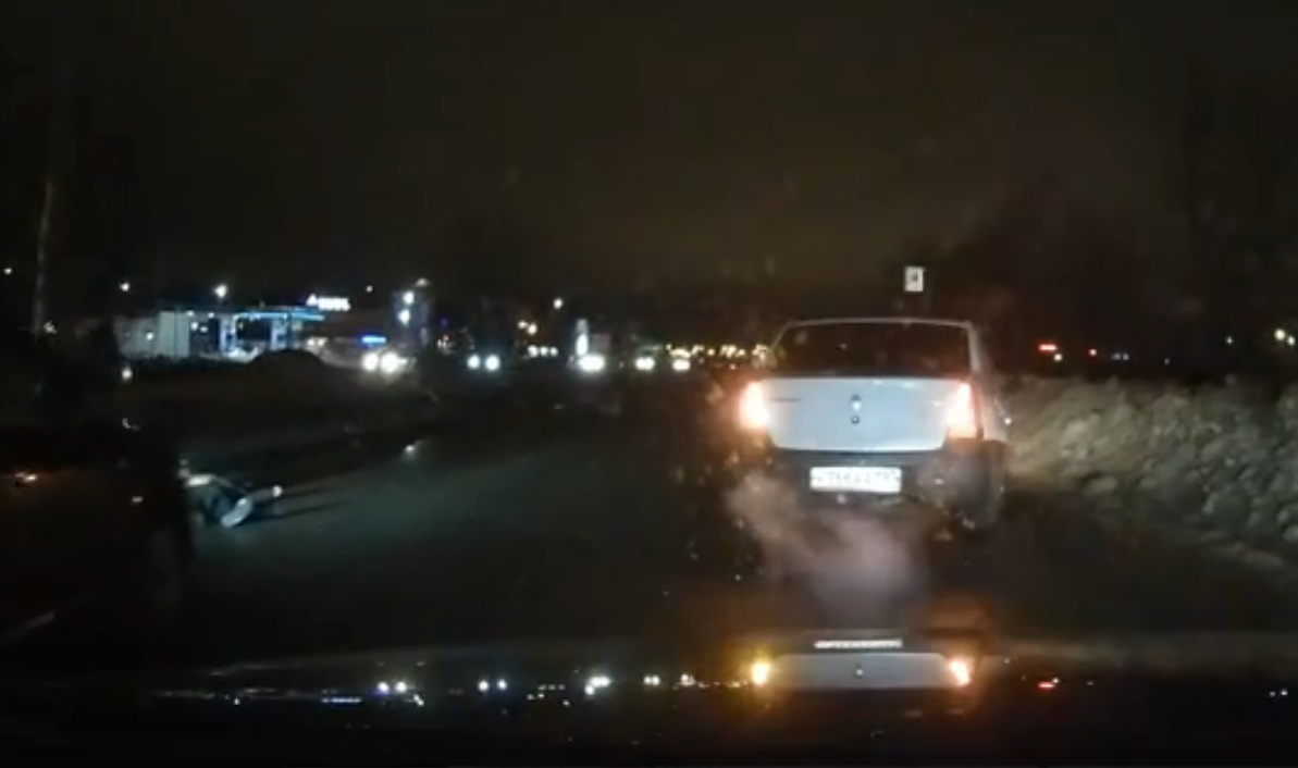 «Ломился под машину»: в Брагино молодой водитель сбил мужчину. Видео