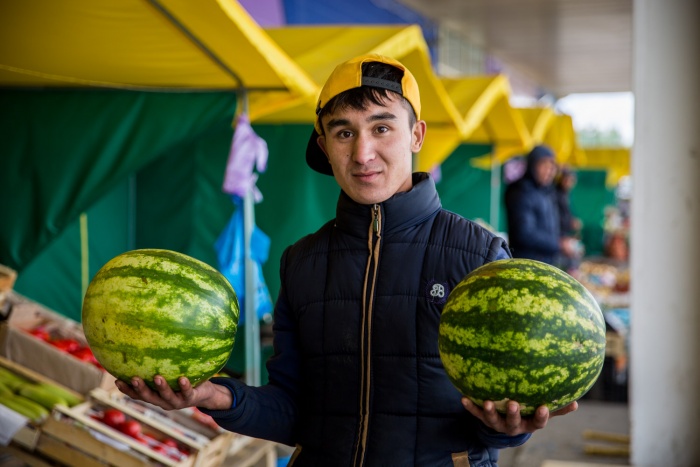 В Новосибирск привезли узбекские арбузы В Новосибирск привезли узбекские арбузы
