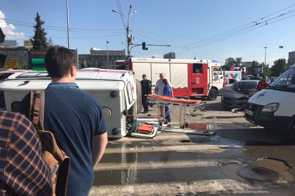Скорая везла пациентку в больницу Скорая везла пациентку в больницу