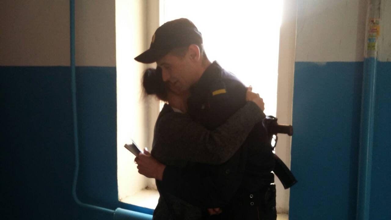 Стоял на подоконнике и плакал. В Тюмени росгвардеец спас 7-летнего мальчика из горящей квартиры
