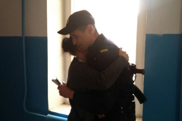 Мама мальчика благодарила сотрудника нацгвардии за спасение сына Мама мальчика благодарила сотрудника нацгвардии за спасение сына