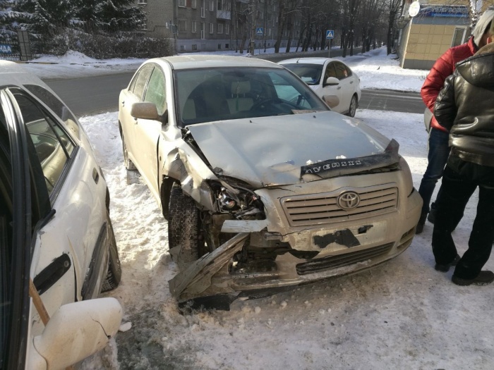 Toyota Avensis въехала в Toyota Carib Toyota Avensis въехала в Toyota Carib