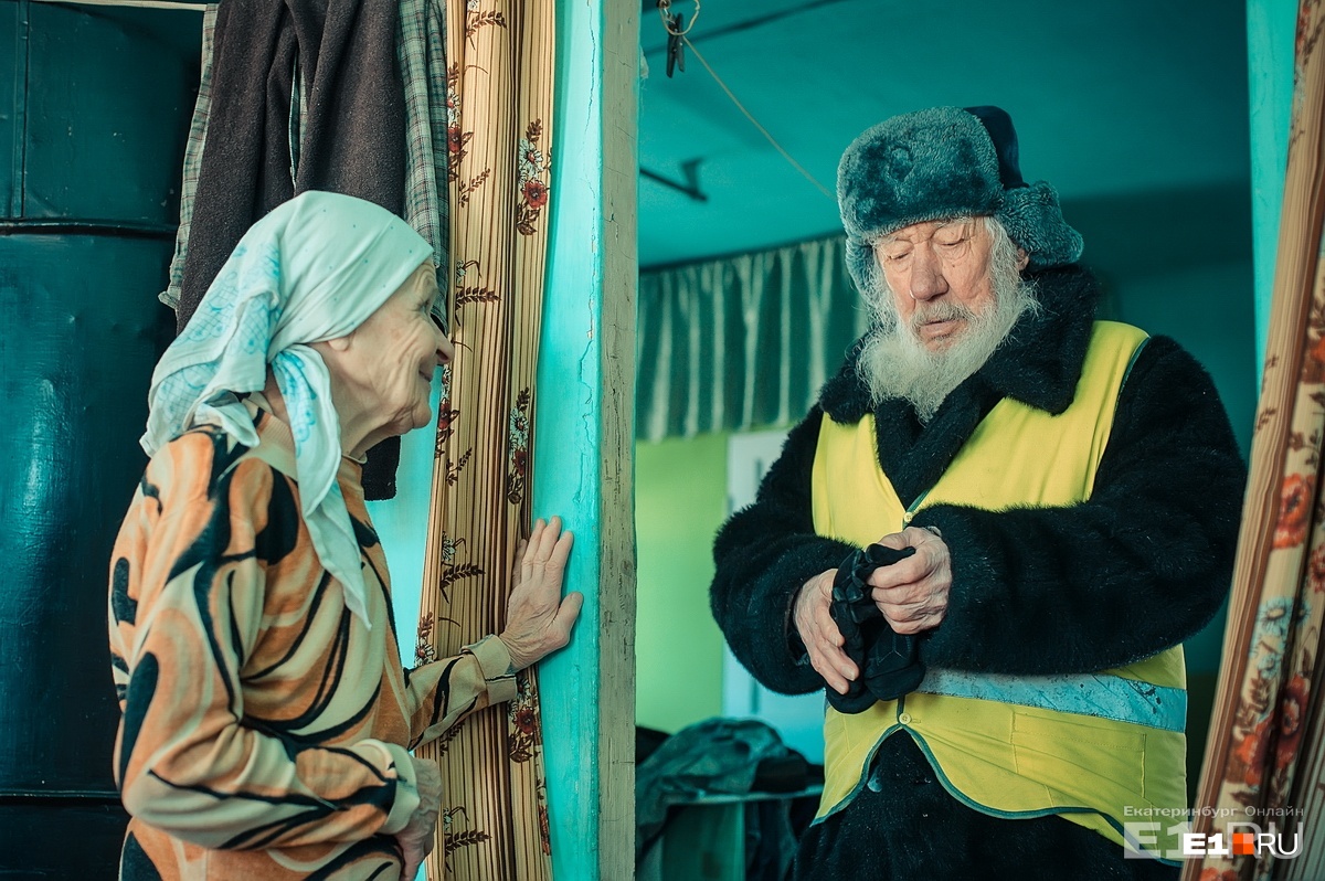 Жилет нужен только для внимания водителей на дороге — Василий Васильевич плохо слышит проезжающие автомобили Жилет нужен только для внимания водителей на дороге — Василий Васильевич плохо слышит проезжающие автомобили