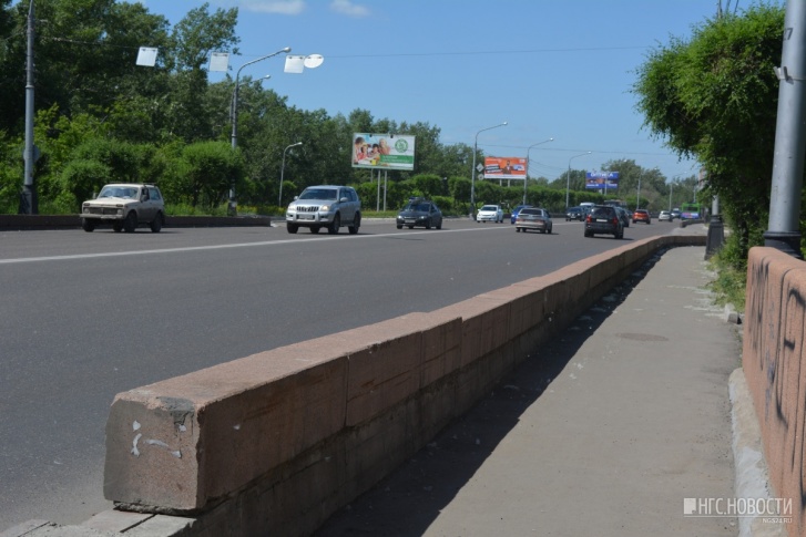 В прошлом году мост ремонтировал «Сибиряк», но теперь контракт с ним расторгнут