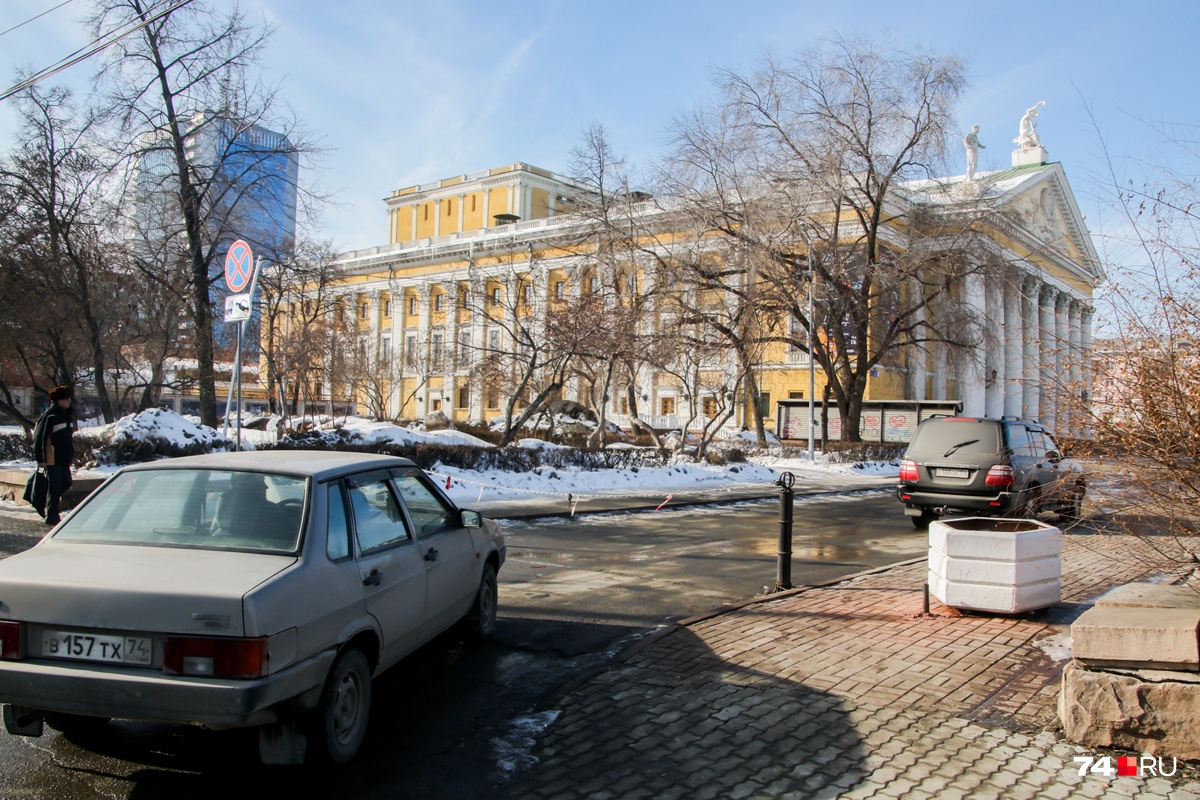 После эвакуации машин инвалидов в Челябинске власти пообещали решить проблему с парковкой у театра
